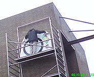 Het zeildoek in het frame bevestigen - Attaching the canvas in the frame