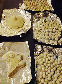 Diverse elementen in productie, klaar om gebakken te worden.