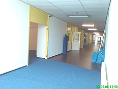 Het tapijt wordt in de juiste vorm gelegd en geplakt